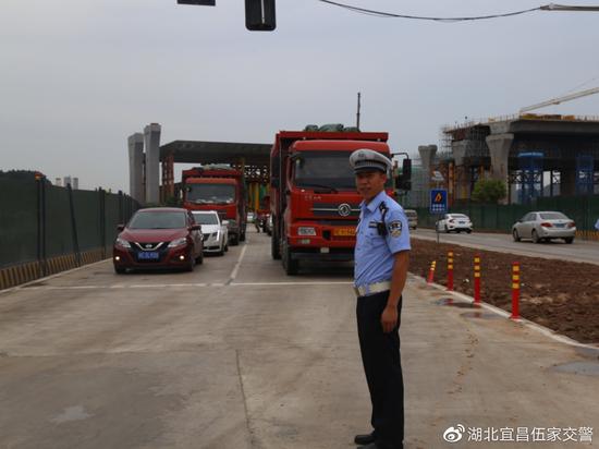 伍家交警中秋节交通安全出行提示